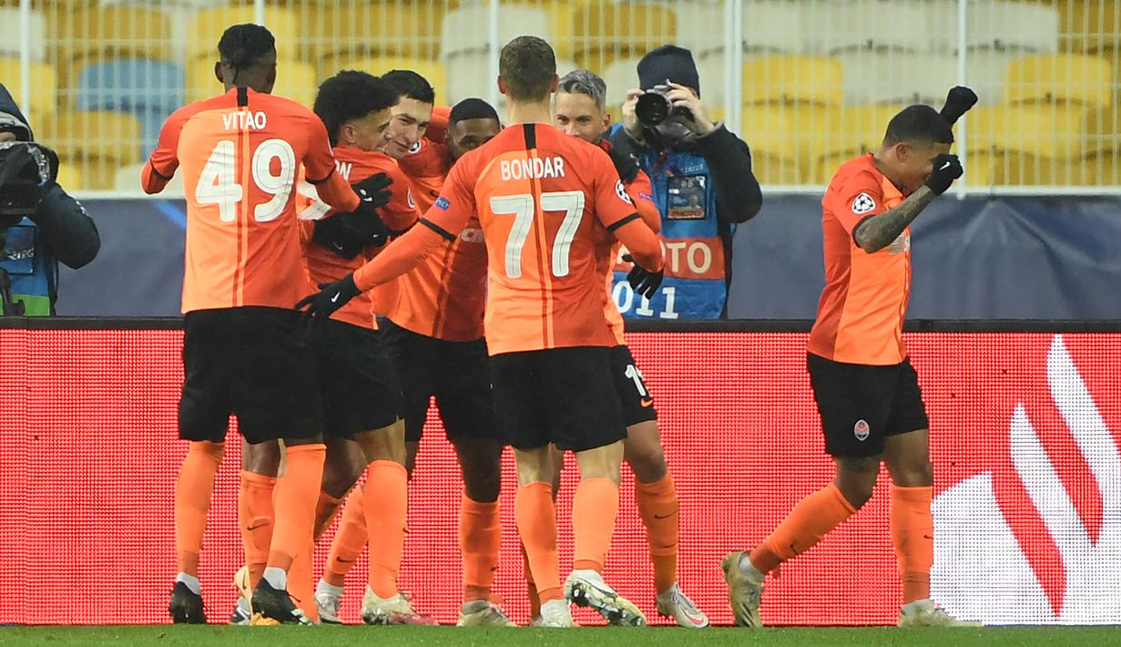 Pemain Shakhtar Donetsk merayakan gol yang dicetak Dentinho ke gawang Real Madrid pada laga lanjutan Liga Champions di NSK Olimpiyskiy, Rabu (2/12/2020) dini hari WIB. Real Madrid kalah 0-2 oleh Shakhtar Donetsk. (AFP/Sergei Supinsky)