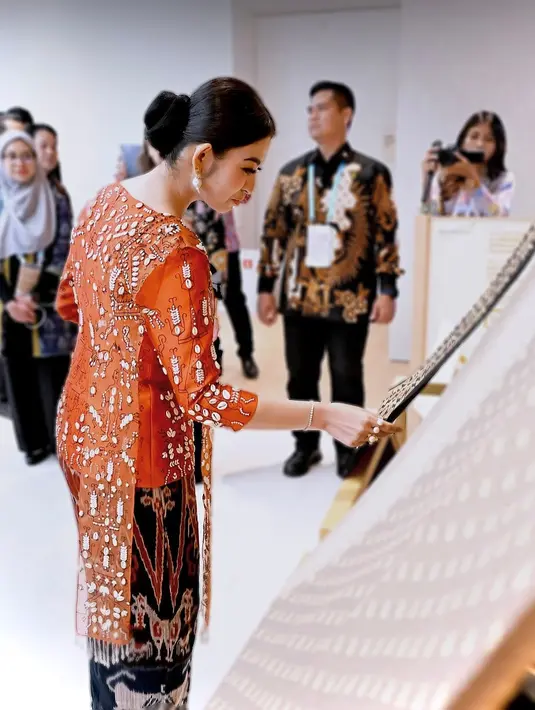 Kali ini, ia hadir mengenakan kebaya yang didominasi warna merah. Kebaya tersebut makin istimewa dengan bordir mengenakan warna benang yang kontras. (Foto: Instagram/ Selvi Ananda)