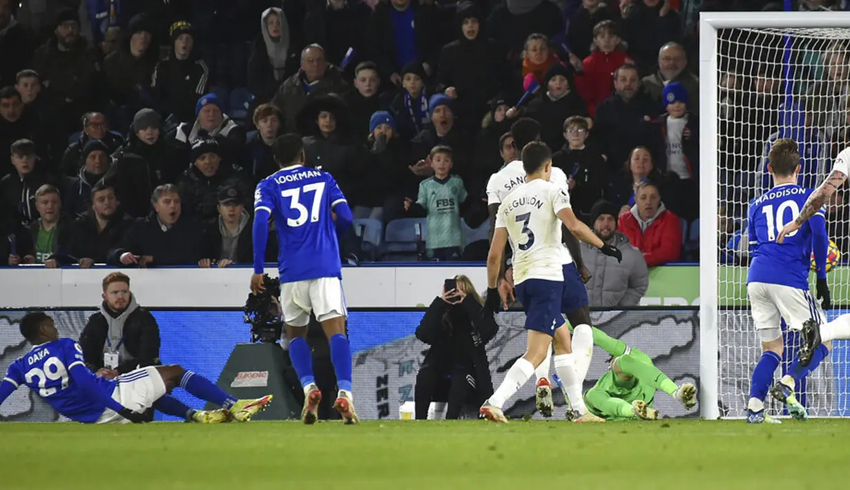 Pemain Leicester City Patson Daka (kiri) mencetak gol ke gawang Tottenham Hotspur pada pertandingan sepak bola Liga Inggris di King Power Stadium, Leicester, Inggris, 19 Januari 2022. Tottenham menang 3-2. (AP Photo/ Rui Vieira)