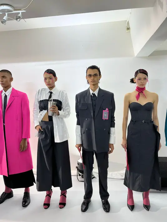 <p>Pada kesempatan ini, MORAL kembali memperkenalkan label ready to wear yang menawarkan essential pieces dengan twist unik, di bawah lini STUDIOMORAL. / Foto: Adinda Tri Wardhani - Fimela.com.</p>