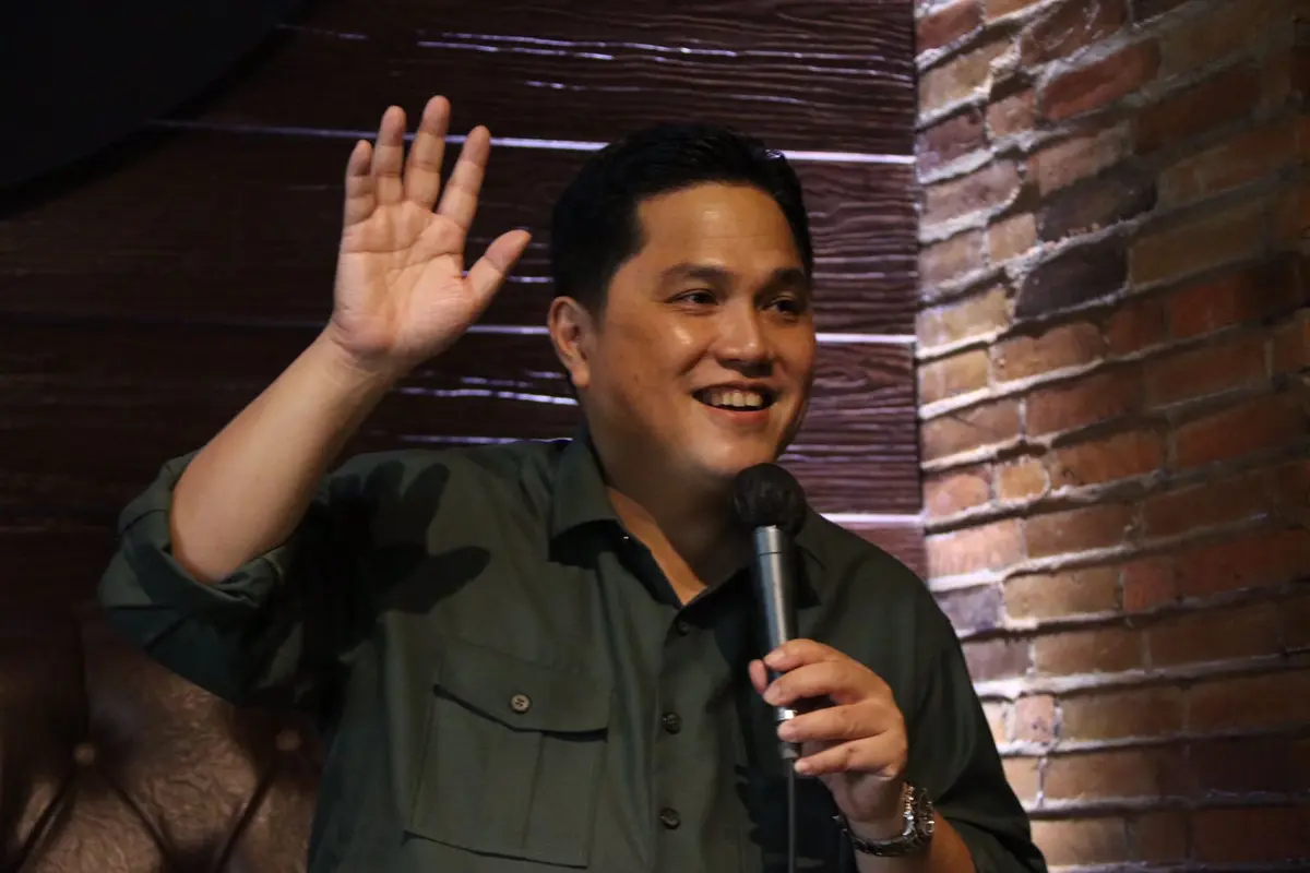 Menteri BUMN Erick Thohir dalam Temu Tawa Comedy Sunday, di Luv! Kitchen & Lounge, Surabaya, Minggu,(16/1/2022).
