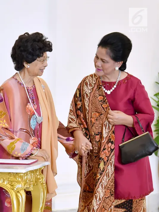 Ibu Negara Iriana Joko Widodo (kanan) berbincang dengan istri PM Malaysia Mahathir Mohamad, Siti Hasmah (kiri) di Istana Bogor, Jawa Barat, Jumat (29/6). Hasmah dan suami berada di Indonesia pada 28-29 Juni. (Liputan6.com/Pool/Biro Pers Setpress)
