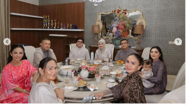 Keluarga Anang dan Aurel Hermansyah Bukber di Rumah Krisdayanti, Hidangan dan Suasananya Serasa Momen Lebaran.  foto: (dok.Instagram @aurelie.hermansyah/https://www.instagram.com/p/DGsstphzRnd/Henry)