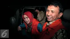 Gubernur Sumatera Utara nonaktif Gatot Pujo Nugroho bersama istrinya Evi Susanti, usai menjalani pemeriksaan KPK, Jakarta, Kamis (20/8/2015). Gatot diperiksa atas kasus dugaan suap kepada hakim dan panitera PTUN Medan. (Liputan6.com/Yoppy Renato)