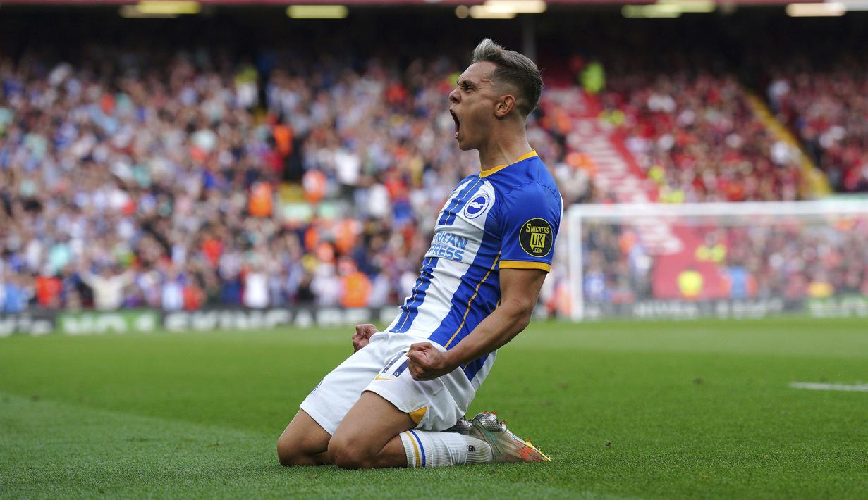 Brighton mampu menyamakan skor 3-3 saat Liverpool fokus menyerang untuk menambah keunggulan. Gol penyeimbang dicetak kembali oleh Leandro Trossard pada menit ke-83. Skor 3-3 pun bertahan hingga laga babak kedua usai. (PA via AP/Peter Byrne)