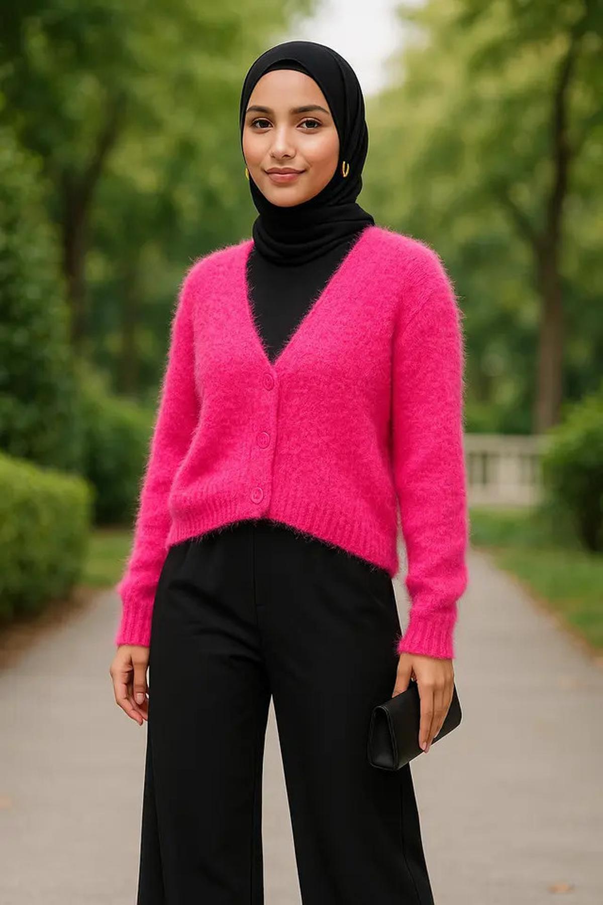7 Model Cardigan Rajut Warna Pink yang Cocok untuk Wanita yang Ingin Tampil Aesthetic