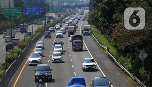Sejumlah truk melintas di jalan tol di kawasan Jakarta, Senin (19/12/2022). Pemerintah akan membatasi pergerakan angkutan barang bagi truk-truk besar baik yang melewati jalan tol atau jalan arteri pada masa libur Natal 2022 dan Tahun Baru 2023 (Nataru). (Liputan6.com/Angga Yuniar)
