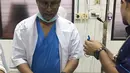 Dokter ahli bedah memeriksa Tofa dan Tahura usai menjalani operasi di Rumah Sakit Medis Dhaka di Dhaka, Bangladesh (2/8). Tofa dan Tahura mengalami pedempetan pada tulang belakang yang diharuskan menjalani operasi. (AFP Photo/ Abdul Hanif Tablu)