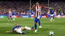 Pemain Leicester City, Yohan Benalouane (kiri) berusaha menghalau bola dari kaki  Fernando Torres pada laga leg pertama perempatfinal Liga Champions  di Vicente Calderon stadium, (13/4/2017). Atletico menang 1-0. (AP/Francisco Seco)