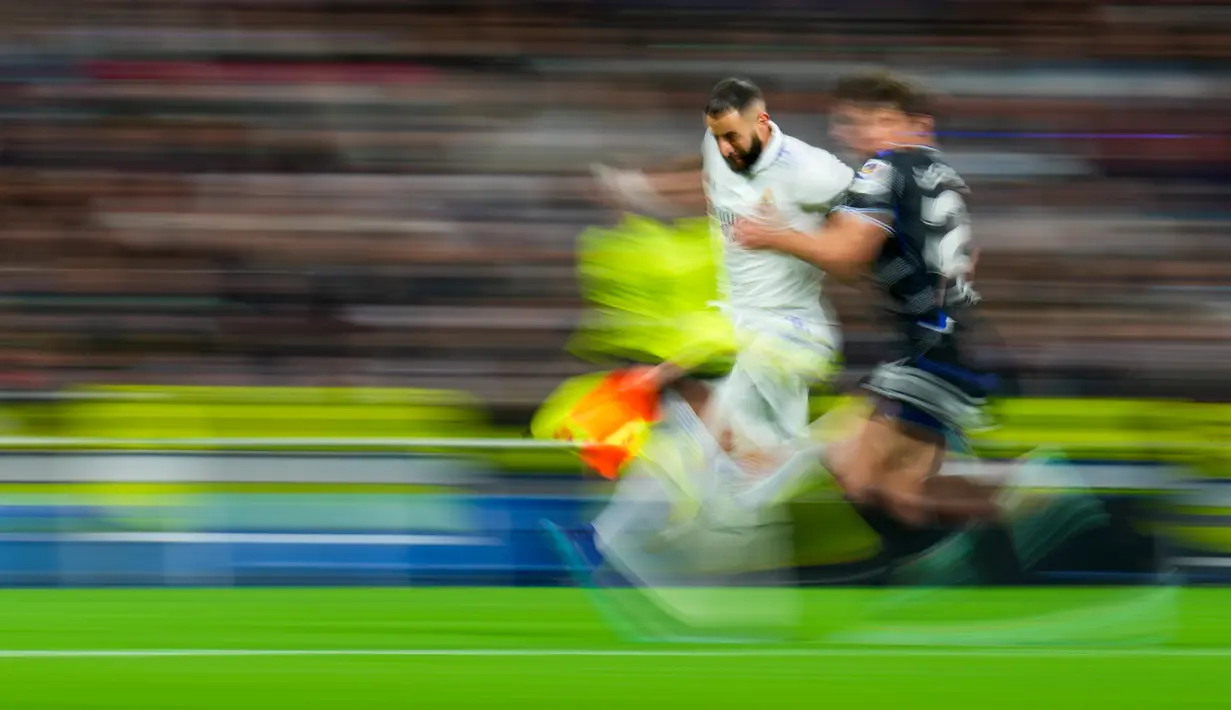 Pemain Real Madrid Karim Benzema (kiri) memperebutkan bola dengan pemain Real Sociedad Robin Le Normand pada pertandingan sepak bola Liga Spanyol di Stadion Santiago Bernabeu, Madrid, 29 Januari 2023. Pertandingan berakhir imbang 0-0. (AP Photo/Manu Fernandez)