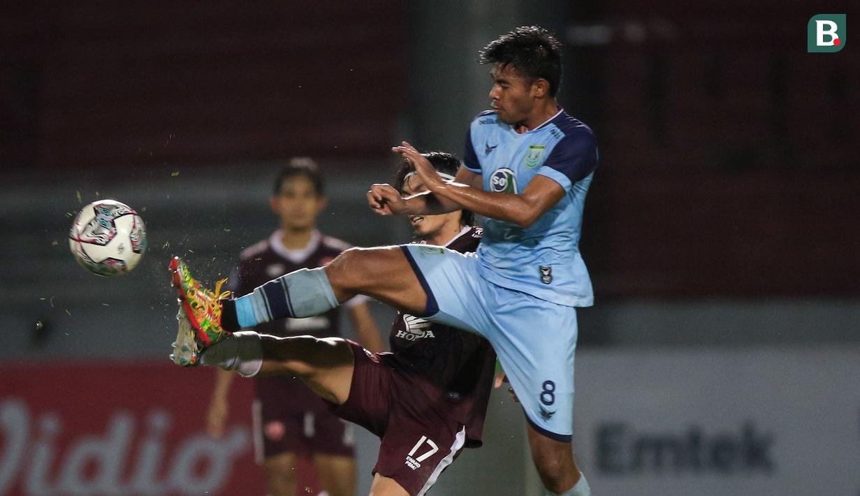 Pemain Persela Lamongan, Syahroni (kanan) berebut bola dengan pemain PSM Makassar, Rasyid Bakri dalam laga pekan ke-15 BRI Liga 1 2021/2022 di Stadion Moch. Soebroto, Magelang, Kamis (02/12/2021). (Bola.com/Bagaskara Lazuardi)