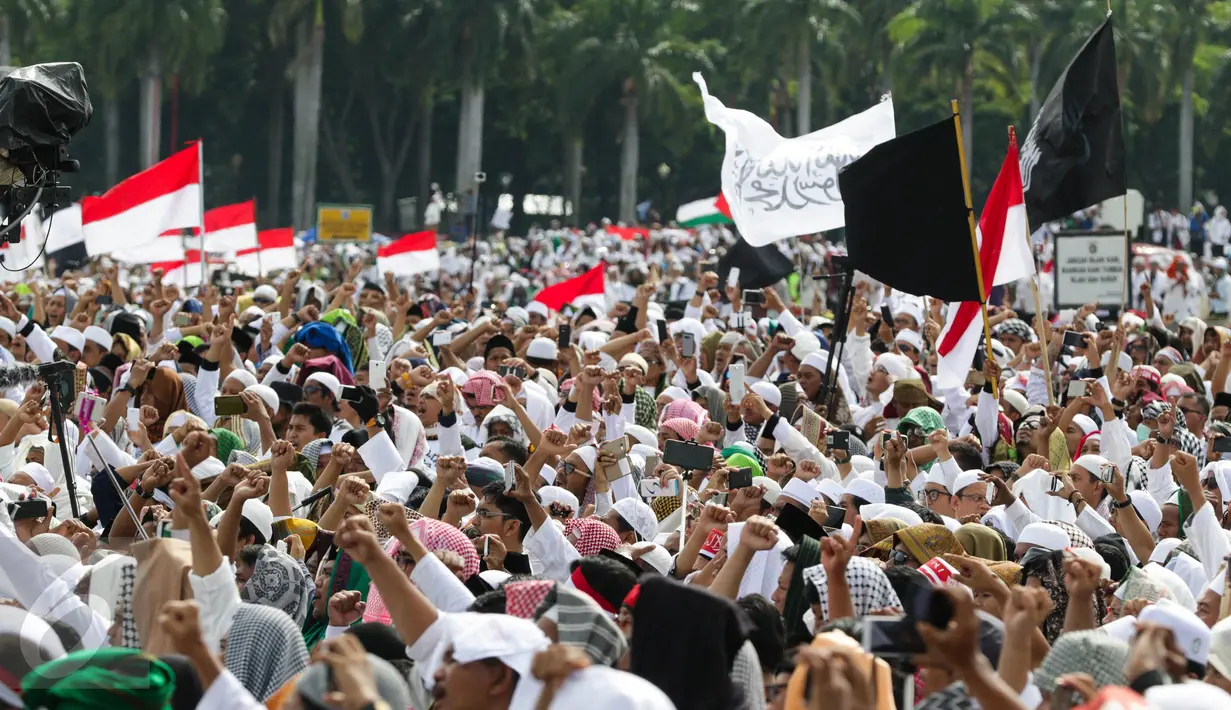 Massa Demo 2 Desember memadati lapangan Monas, Jakarta, Jumat (2/12). Aksi untuk menuntut ditangkapnya Gubernur DKI Jakarta nonaktif Basuki Tjahaja Purnama atas dugaan penistaan agama. (Liputan6.com/Faizal Fanani)
