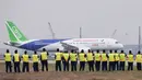 Pesawat penumpang jet C919 bersiap lepas landas pada penerbangan perdananya di Bandara Internasional Pudong, Shanghai, Jumat (5/5). Pesawat C919 itu dirancang untuk menjadi pesaing langsung Boeing 737 dan Airbus A320. (Aly Song/Pool Photo via AP)