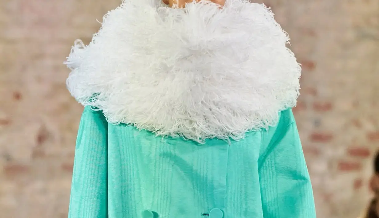 Tak hanya tas, headpiece berbentuk telinga kelinci dan kerah berbulu tak luput dari sorotan [@moschino]