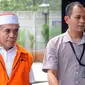 Gubernur Aceh Irwandi Yusuf memakai rompi oranye dikawal petugas saat turun dari mobil tahanan tiba untuk menjalani pemeriksaan lanjutan di gedung KPK, Jakarta, Rabu (25/7). (Merdeka.com/Dwi Narwoko)