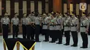 Kapolri Jenderal Pol Idham Azis saat memasangkan lencana kepada sejumlah perwira saat serah terima jabatan  di Mabes Polri Jakarta, Senin (16/12/2019). Posisi Kapolda Papua Barat selanjutnya diisi oleh Brigjen Tornagogo Sihombing.  (Liputan6.com/Johan Tallo)