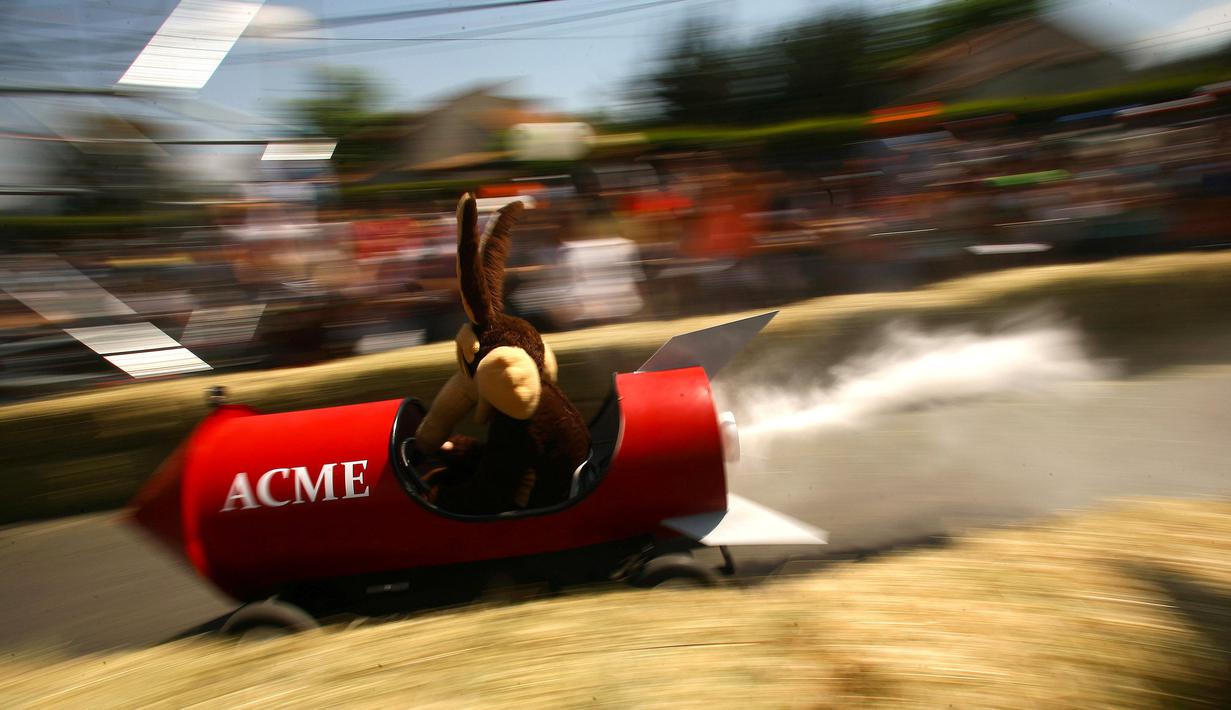 Salah satu peserta mengendarai kendaraannya dalam ajang balap mobil 'Kotak sabun' Red Bull Soapbox di Santiago, Chili, Minggu (27/11). Para pengemudi mengandalkan gaya gravitasi bumi karena kendaraan mereka tidak memiliki mesin. (REUTERS/Jonathan Faus)