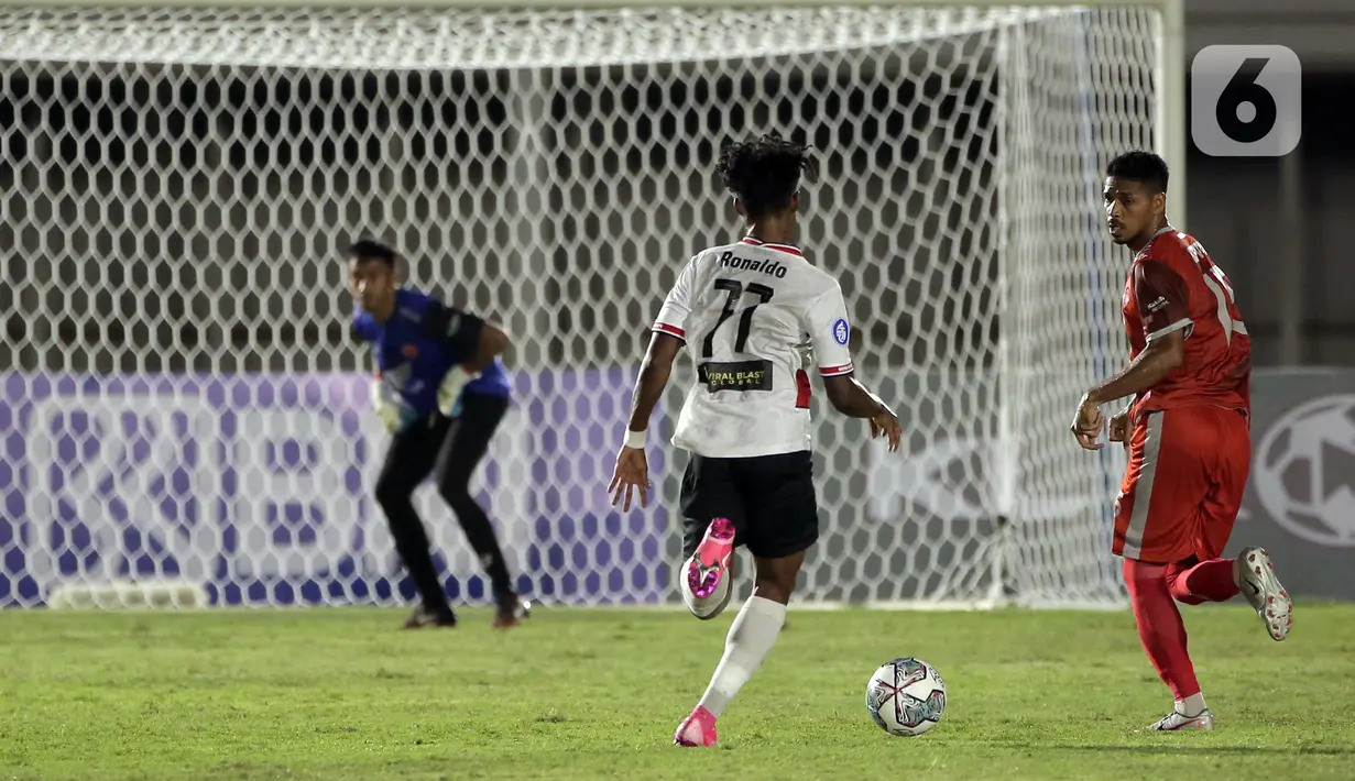 Pemain Madura United, Ronaldo Joybera Junior Kwateh (tengah) mengontrol bola dibayangi pemain PSM Makassar, Hasim Kipuw (kanan) dalam pertandingan BRI Liga 1 2021/2022 antara Madura United melawan PSM Makassar di Stadion Madya, Jakarta, Minggu (12/9/2021). Pertandingan berakhir 1-1. (Bola.com/Ikhwan