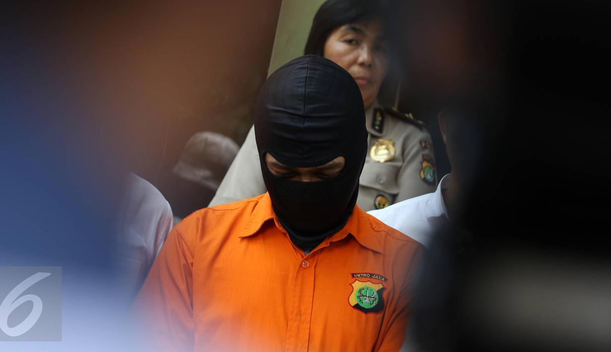 Karyawan PT Mediatrac Sistem Komunikasi, SAR (24) yang ditetapkan sebagai tersangka kasus videotron porno di Prapanca, Kebayoran Baru, saat rilis kasus videotron di Polda Metro Jaya, Jakarta, Rabu (5/10). (Liputan6.com/Immanuel Antonius)