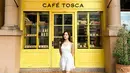 Tampil dengan gaya yang simpel, sosok Salshabilla Adriani nampak menawan dengan dress mini putihnya saat berpose di depan sebuah kafe. Selalu khas dengan gaya rambut panjangnya, banyak para penggemar yang memuji penampilannya tersebut. (Liputan6.com/IG/@salshabillaadr)