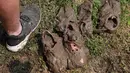 Sepatu tertutup lumpur terlihat saat Mud Day atau Hari Lumpur di Michigan, negara bagian AS, Selasa (9/7/2019). Para peserta perayaan yang menjadi tradisi setiap tahun ini merupakan anak-anak untuk agar mereka bersenang-senang selama liburan musim panas.  (AP/Carlos Osorio)