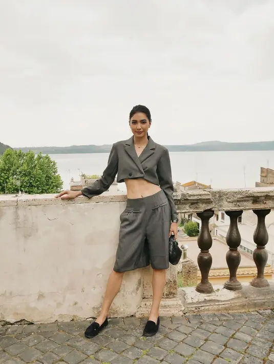 Outfit kedua, Mikha Tambayong memilih nuansa serba abu-abu. [Foto: Instagram/miktambayong]