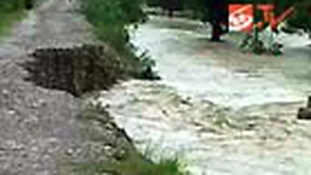 Tanggul Nyaris Ambrol Akibat Banjir