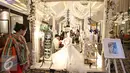 Pengunjung mengamati produk dalam Bridestory Fair di Gandaria City, Jakarta, Jumat (18/3). Pameran menghadirkan 100 vendor pilihan dari Indonesia, Singapura, dan Filipina yang akan berlangsung hingga 20 Maret 2016. (Liputan6.com/Immanuel Antonius)