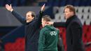 Pelatih Paris Saint Germain, Thomas Tuchel (kiri), memberi isyarat bagi wasit untuk menghentikan pertandingan  dalam laga lanjutan Liga Champions 2020/21 di Parc des Princes Stadium, Paris, Rabu (25/11/2020). PSG mengalahkan Leipzig dengan skor 1-0. (AFP/Franck Fife)