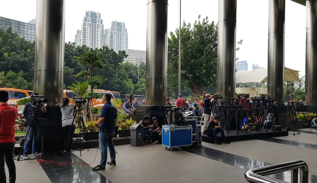 Suasana penyambutan penyidik KPK Novel Bawesdan di gedung KPK, Jakarta, Kamis (22/2). Saat ini kondisi mata kanan Novel sudah bisa melihat, tetapi masih membutuhkan bantuan. (Liputan6.com/Herman Zakharia)