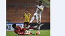 Kiper Malaysia, Mohd Izham Tarmizi, berusaha menahan bola tendangan pemain UEA, Ahmed Khalil, dalam Kualifikasi Piala Dunia 2018 di Stadion Shah Alam, Malaysia, (17/11/2015). Malaysia kalah 1-2 dari UEA. (AFP Photo/Manan Vatsyayana)
