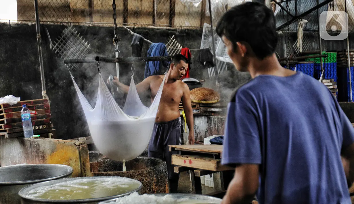 Pekerja tengah membuat tahu di industri rumahan di Jakarta, Minggu (6/11/2022).  Menteri Perdagangan Zulkifli Hasan menyampaikan bahwa Indonesia melalui Perum Bulog akan mengimpor 350 ribu ton kedelai untuk mengatasi kenaikan harga komoditas tersebut yang memengaruhi kenaikan harga tempe di dalam negeri. (Liputan6.com/Angga Yuniar)