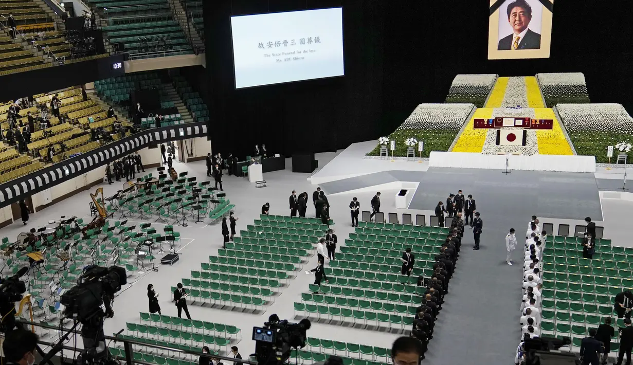 Potret mantan Perdana Menteri Jepang Shinzo Abe terlihat menjelang pemakaman kenegaraannya di Nippon Budokan di Tokyo Selasa, 27 September 2022. Sekitar 700 tamu asing termasuk 50 pemimpin negara akan menghadiri pemakaman Shinzo Abe. (Kyodo News via AP)