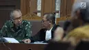 Terdakwa perkara merintangi penyidikan dugaan korupsi E-KTP, Bimanesh Sutarjo (kiri) berbincang dengan penasehat hukumnya saat mengikuti sidang lanjutan di Pengadilan Tipikor, Jakarta, Senin (23/4). (Liputan6.com/Helmi Fithriansyah)