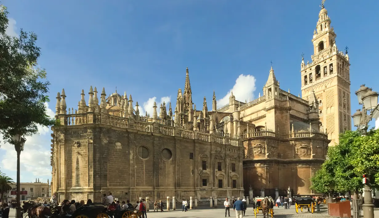 Cathedral of Seville di Spanyol konstruksinya dimulai tahun 1402 dan berlanjut sampai abad ke-16. Luas wilayah mencakup 11.520 sq m. Nave pusatnya naik ke ketinggian 42 m (137,7 kaki).(wikimedia)