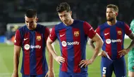 Pemain Barcelona, Ferran Torres, Robert Lewandowski dan Inigo Martinez tertunduk lesu setelah ditaklukkan Paris Saint-Germain pada duel leg kedua perempat final Liga Champions 2023/2024 Stadion Olimpic Lluis Companys, Rabu (17/4/2024). (AP Photo/Joan Monfort)