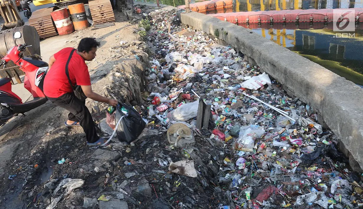 Warga membuang sampah di sekitar pintu air Kali Item, Kemayoran, Jakarta, Selasa (2/10). Tidak tersedianya tempat pembuangan menyebabkan warga membuang sampah di lokasi tersebut sehingga menimbulkan bau tidak sedap. (Liputan6.com/Immanuel Antonius)