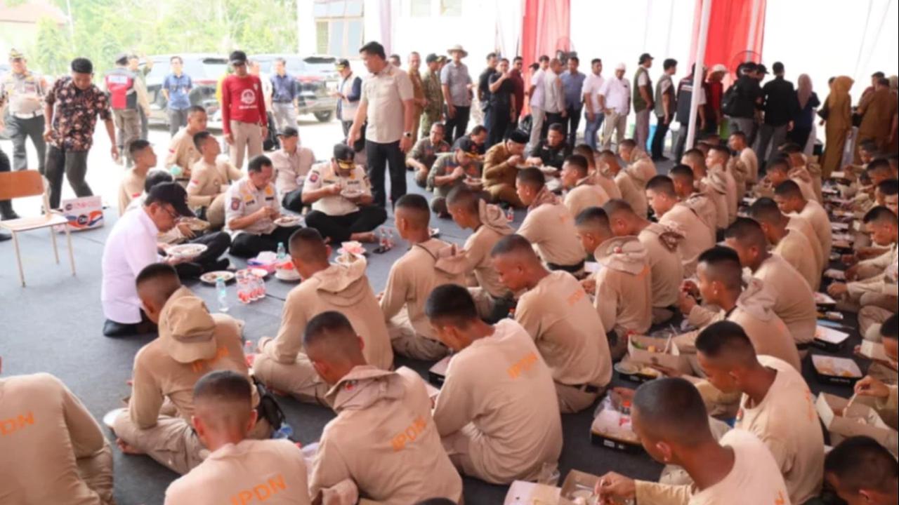 Hangat dan Sederhana, Momen Makan Siang Mendagri Bersama Praja IPDN di Tengah Tugas Kemanusiaan