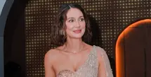 Luna Maya hadir dengan model lehenga modern dengan siluet dress strapless model heart neck dihiasi dupatta atau selendang panjang dengan warna nude dihiasi beads silver. Kalung model silver tampa liontin. Sambil membawa handbag hitam salur silver. Rambut pendeknya ditata wavy. [@lunamaya]