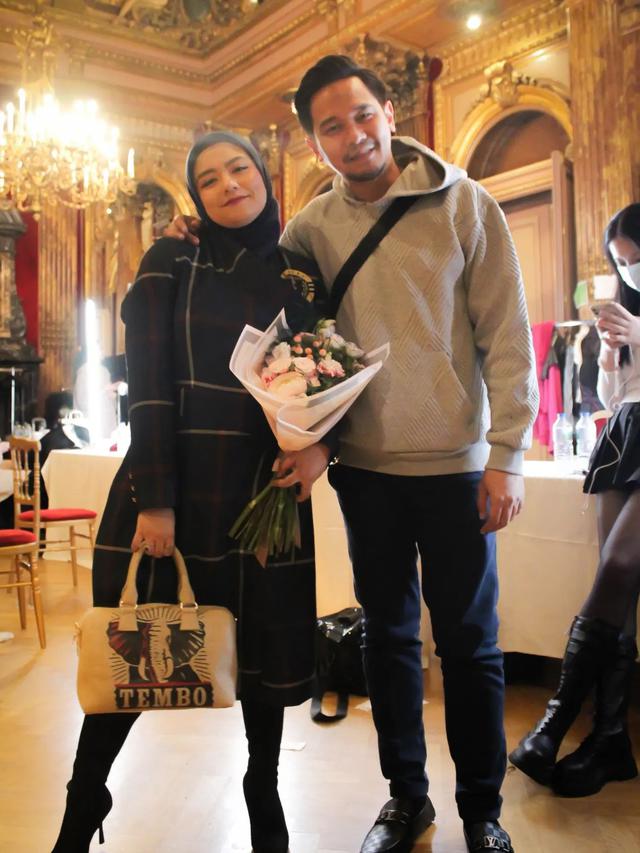 Tampil Mesra, Ini 7 Momen Liburan Tika Ramlan Eks T2 di Eropa Bersama Suami