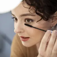 Dengan tidak menggunakan maskara yang sudah lama, menggunakan primer, lash guard untuk pengaplikasikan dan mencoba formula maskara tubing menjadi tips mendapatkan bulu mata yang lentik tanpa clumpy dari maskara. [Dok/freepik.com]