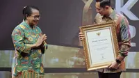 SBY, diwakili oleh AHY, menerima penghargaan dari KPAI karena selama masa kepemimpinannya selalu berkomitmen menerbitkan berbagai kebijakan yang rama anak (Foto: Nursajali Angkotasan)