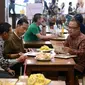 Tiba pukul 20.25 WIB, kehadiran Presiden Jokowi cukup mengejutkan para pengunjung pusat perbelanjaan Paris Van Java (PVJ) yang berada di kawasan Jl. Sukajadi Bandung (Setpress)