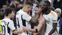 Pemain Real Madrid, Dani Carvajal (tengah kanan) melakuakn selebrasi setelah mencetak gol kemenangan timnya ke gawang Almeria pada laga lanjutan Liga Spanyol 2023/2024 di Santiago Bernabeu, Madrid, Spanyol, Senin (22/01/2024) dini hari WIB. (AP Photo/Manu Fernandez)