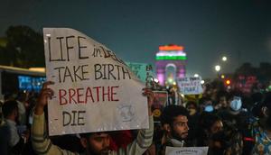 Warga New Delhi memprotes kurangnya tindakan pemerintah dalam menangani polusi udara yang memburuk di ibu kota India, pada Minggu, 9 November 2025. (Dok. AP/Manish Swarup)