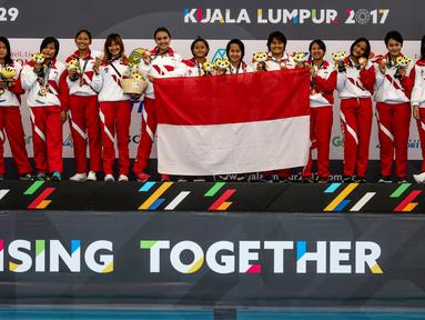 Atlet polo air putri Indonesia merayakan kemenangan usai mengalahkan atlet polo air putri Malaysia di National Aquatic Center, Bukit Jalil, Kuala Lumpur, Malaysia, Sabtu (19/8). Indonesia mengalahkan Malaysia dengan skor 7-1. (Liputan6.com/Faizal Fanani)