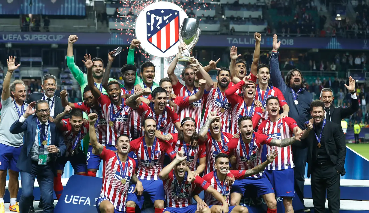 Para pemain dan tim Atletico Madrid berselebrasi meraih Piala Super Eropa setelah melawan Real Madrid di Lillekula Stadium di Tallinn, Estonia, (15/8). Atletico Madrid berhasil mengalahkan Real Madrid dengan skor telak 4-2. (AP Photo/Pavel Golovkin)