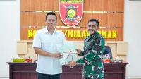 Menteri Agraria dan Tata Ruang/Kepala Badan Pertanahan Nasional (ATR/BPN), Agus Harimurti Yudhoyono (AHY) membagikan sertifikat tanah  untuk Markas Komando Gabungan Wilayah Pertahanan II di Balikpapan. (Foto: Istimewa).