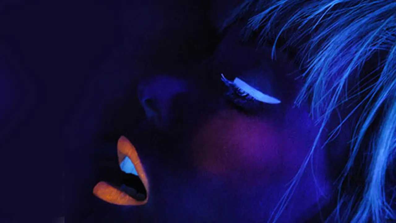 Hasil polesan Make Up For Ever Fluo Night Black LIght Pigment (c) beautyjunkiesunite