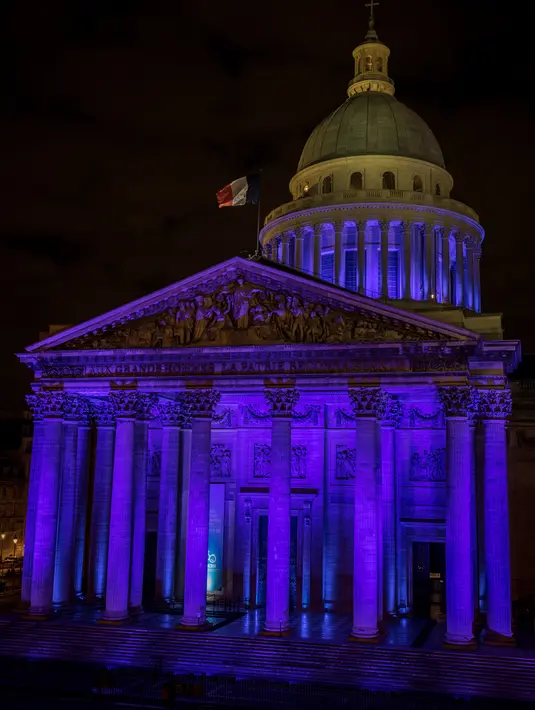 Cahaya biru menerangi Monumen Pantheon untuk peringatan Hari Anak Sedunia pada 20 November di Paris, Selasa (19/11/2019). Hari Anak Sedunia mempromosikan tentang kebersamaan internasional, kesadaran di antara anak-anak di seluruh dunia, dan meningkatkan kesejahteraan anak-anak. (THOMAS SAMSON/AFP)